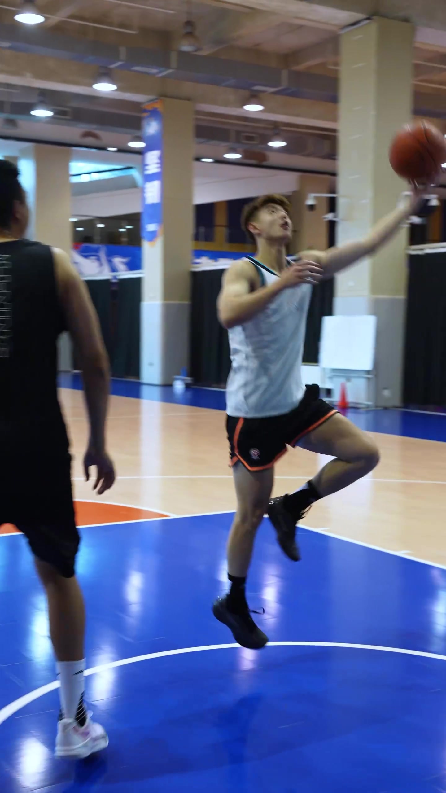 禁区对线，硬碰硬！来看福建男篮训练激烈对抗！